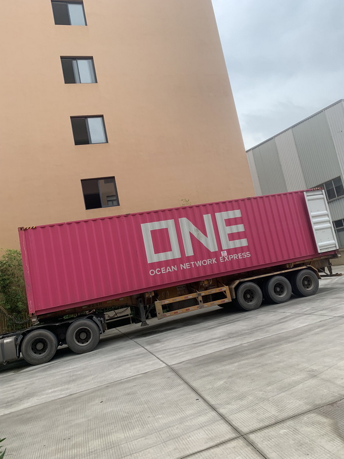 Contenedor rosa de ONE, cargando pañales para adultos