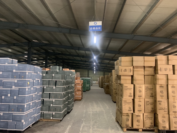 El almacén de pañales para bebés de la fábrica está casi lleno.