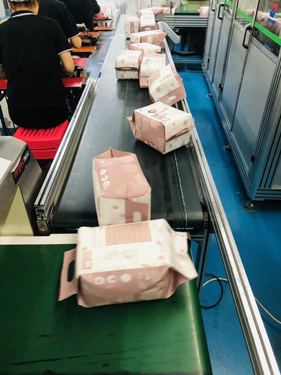 Nuestra propia fábrica produce pañales para bebés.