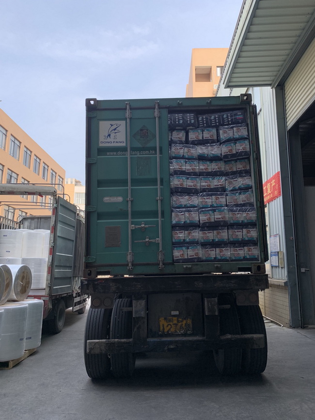 Cargando un contenedor de pañales para adultos BetterLiving
